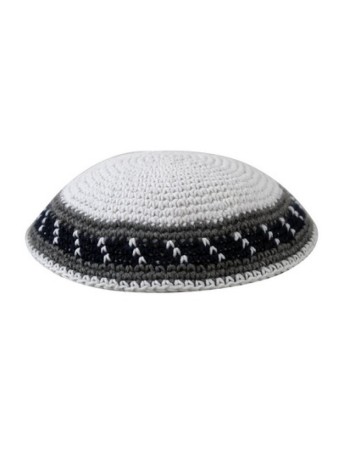 כיפה כותנה סרוגה לבנה עם פסים אפורים בורד... | כיפה סרוגה